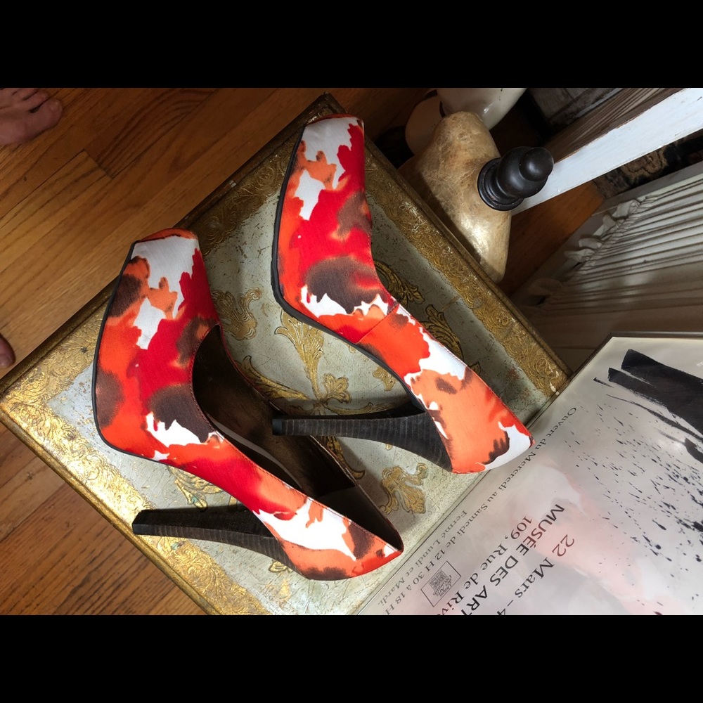 SZ 8.5-CARLOS SANTANA MULTI-COLOR FABRIC 5” PUMPS - Picture 7 of 8